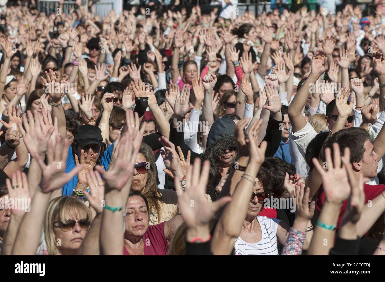 BUENOS AIRES, ARGENTINIEN - 10. Sep 2012: Tausende von Menschen nehmen an einer Massenmeditation Teil, die vom indischen Guru Sri Ravi Shankar durchgeführt wird. Stockfoto