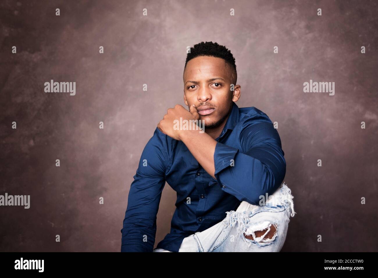 afrikanisches Stock Foto von schwarzen Herren in smarter Kleidung in studio-Einstellung Stockfoto