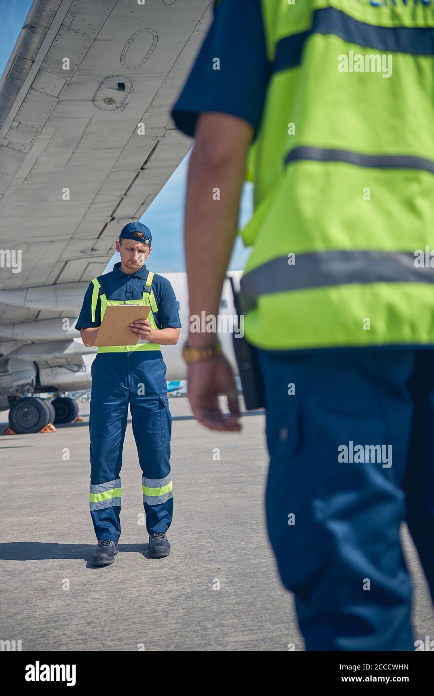 Zwei Flugzeugmechaniker stehen am Flugplatz Stockfoto