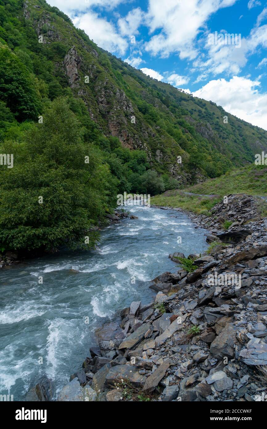 Der Gebirgsfluss Argun in Upper Khevsureti, Georgien Stockfoto