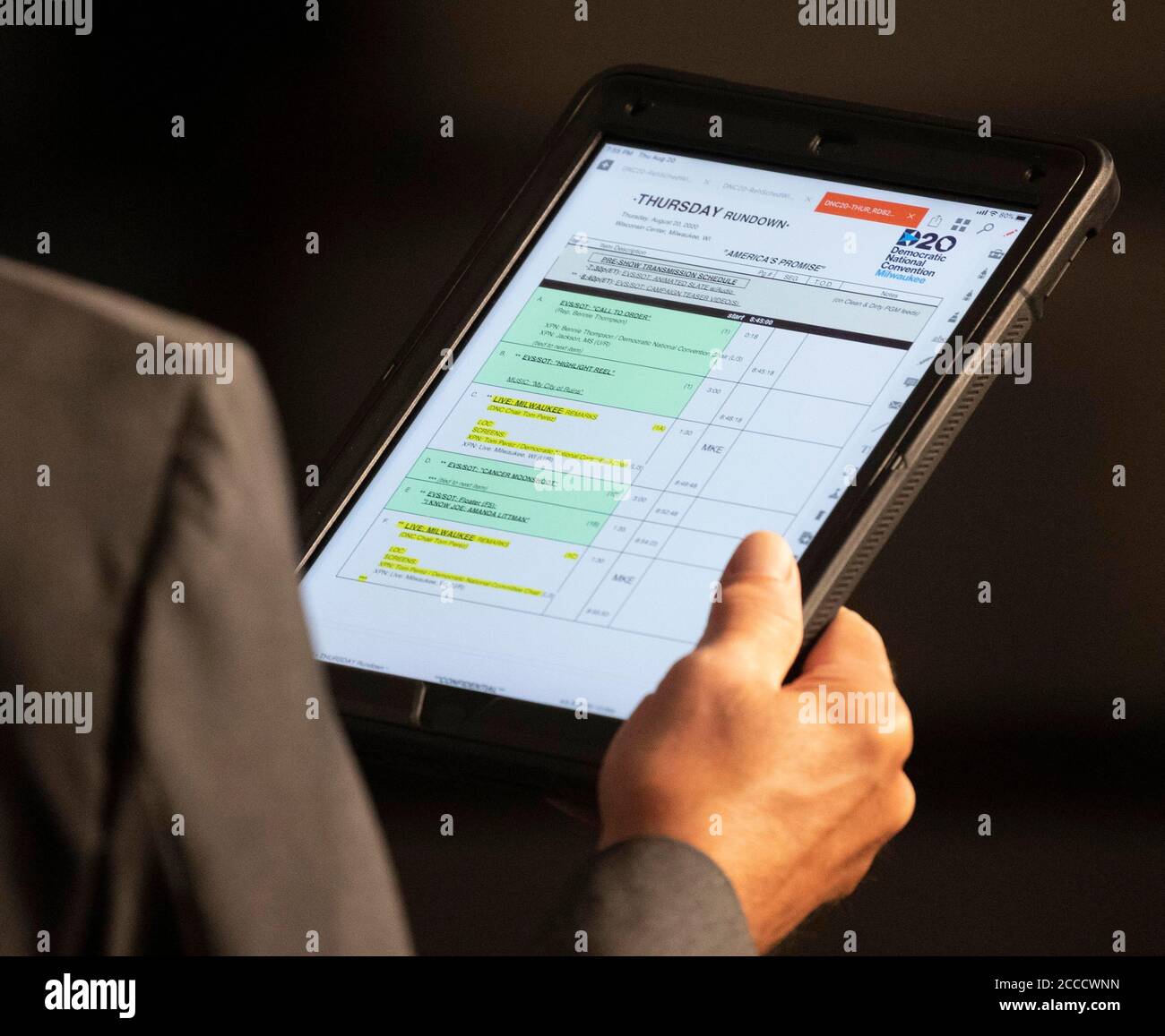 20. August 2020; Milwaukee, WI, USA; Produktionsleiter Douglas Fogel liest den Rundown vor dem Vorsitzenden des Democratic National Committee, Tom Perez, während der Democratic National Convention im Wisconsin Center. Pflichtangabe: Mark Hoffman/Milwaukee Journal Sentinel via USA TODAY NETWORK via CNP /MediaPunch Stockfoto