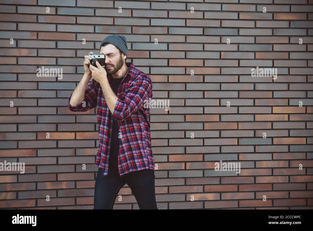 Sagen Cheese, Hipster Mode Fotograf Mann hält Retro-Kamera Stockfoto