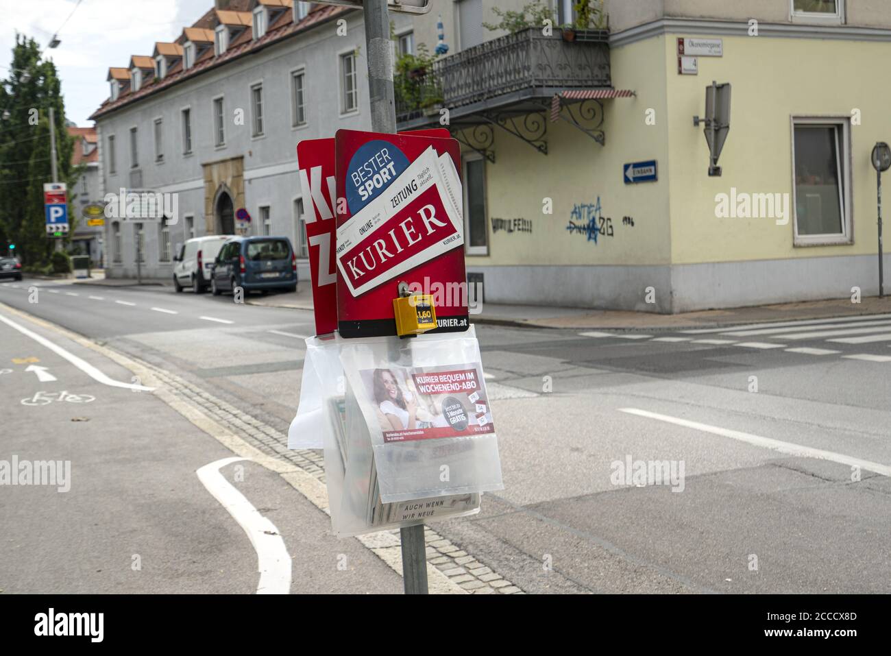 Graz, Österreich. August 2020. Verkauf der Zeitung Kurier Zeitung auf der Straße auf einer Stange Stockfoto