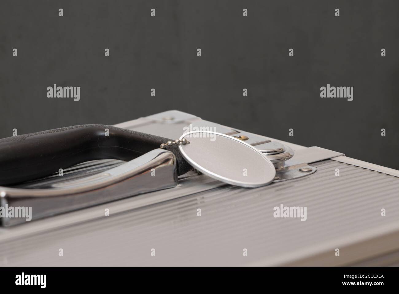 Etikett auf modernem Metallgehäuse, Nahaufnahme Stockfoto