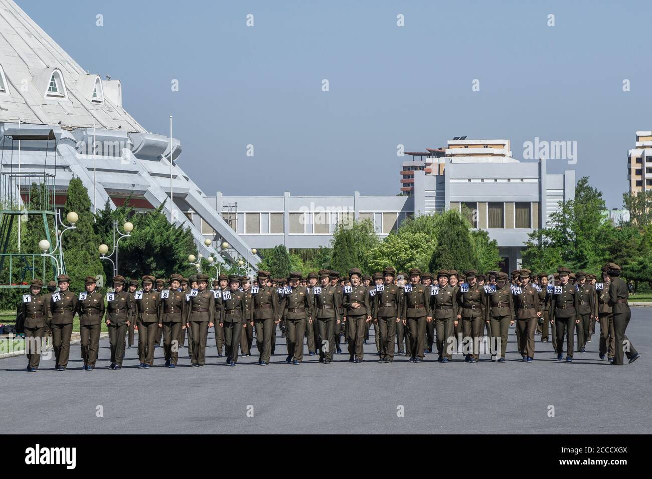 Nordkoreanische Kriegsfrau-Trupp in Vorbereitung für die Militärparade, Pjöngjang, Nordkorea Stockfoto