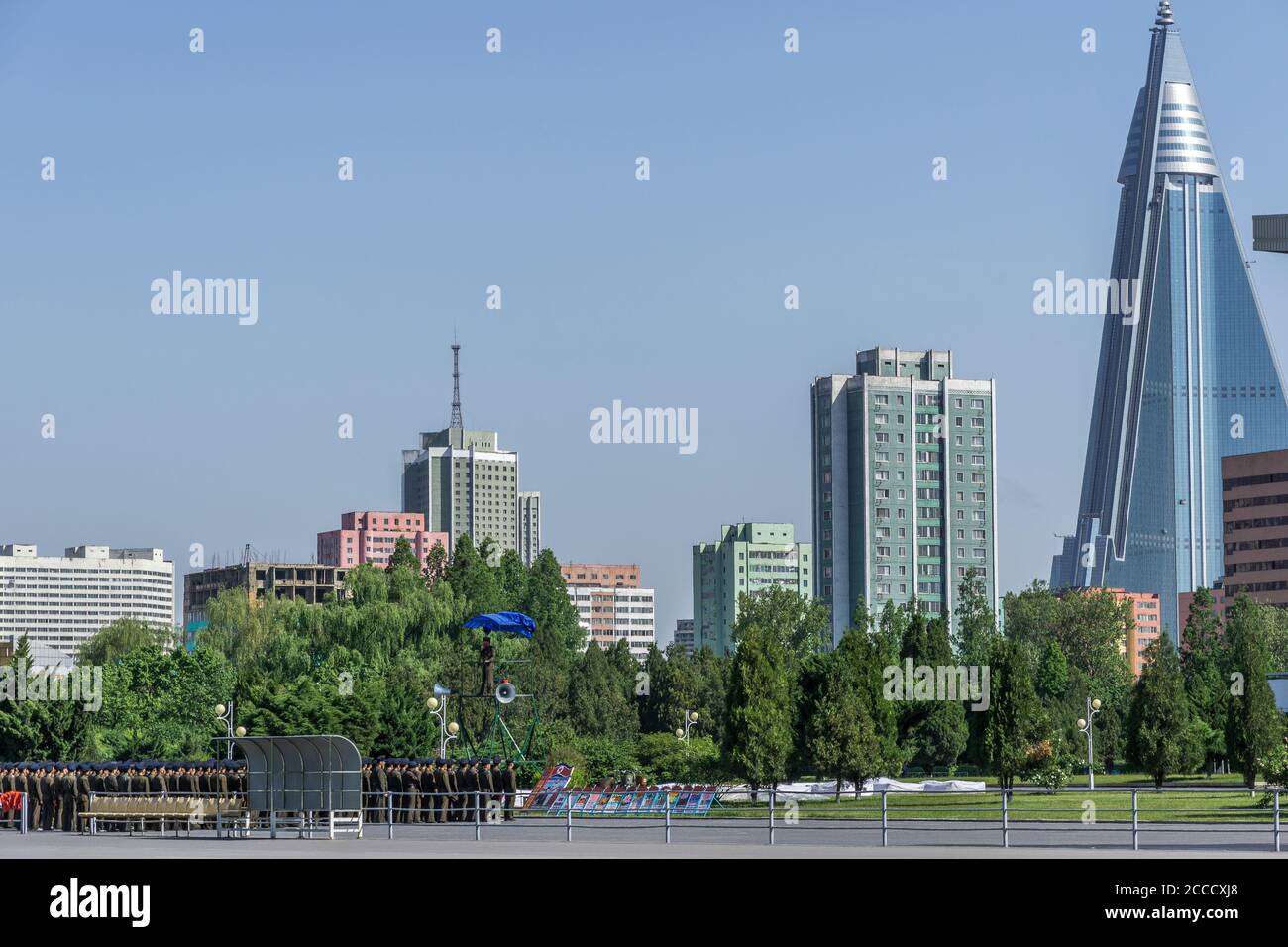 Nordkoreanische Kriegsfrau-Trupp in Vorbereitung für die Militärparade, Pjöngjang, Nordkorea Stockfoto