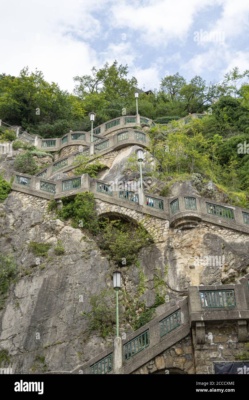 Graz, Österreich. August 2020.. Die Treppe, die den Burgberg und den Uhrenturm in der Innenstadt steigt Stockfoto