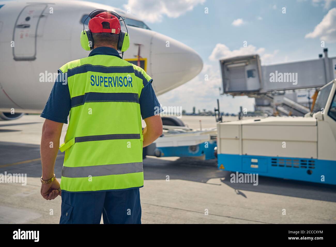Mann, der eine Sichtprüfung des gelandeten Flugzeugs durchführt Stockfoto