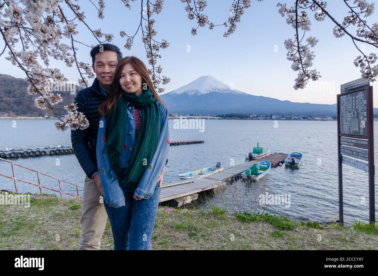 Schönes Paar, das am Kawaguchiko mit Fuji Berg und Kirschblüten Blick im Frühling fotografiert, Japan. Stockfoto