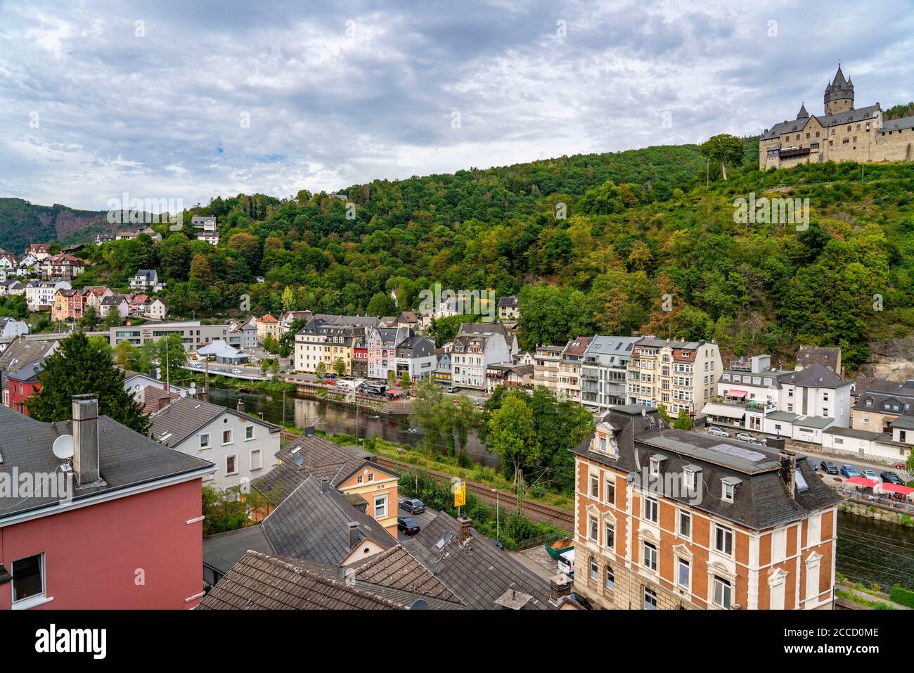 Die Stadt Altena im Sauerland, Märkischer Kreis, Burg Altena, erste deutsche Jugendherberge, an der Lenne, NRW, Deutschland Stockfoto