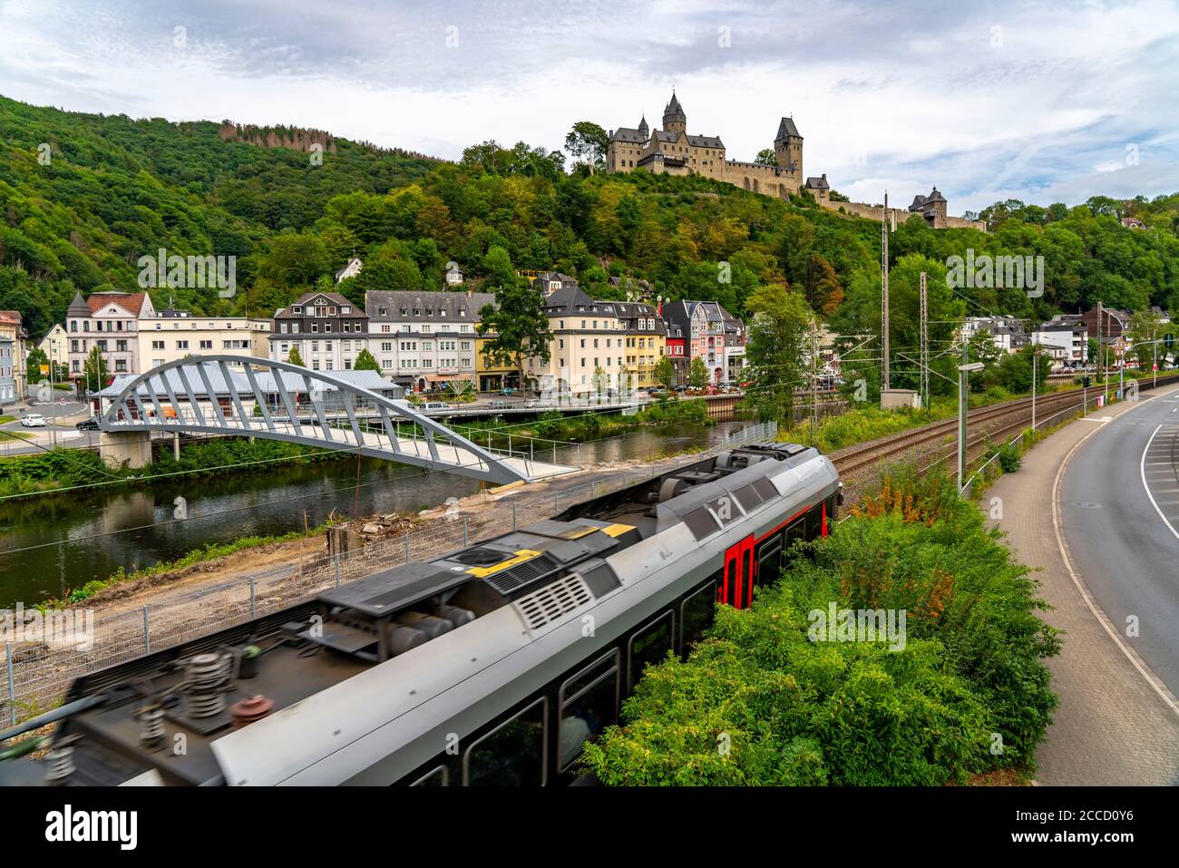 Die Stadt Altena im Sauerland, Märkischer Kreis, Burg Altena, erste deutsche Jugendherberge, an der Lenne, Regionalbahn, NRW, Deutschland, Stockfoto