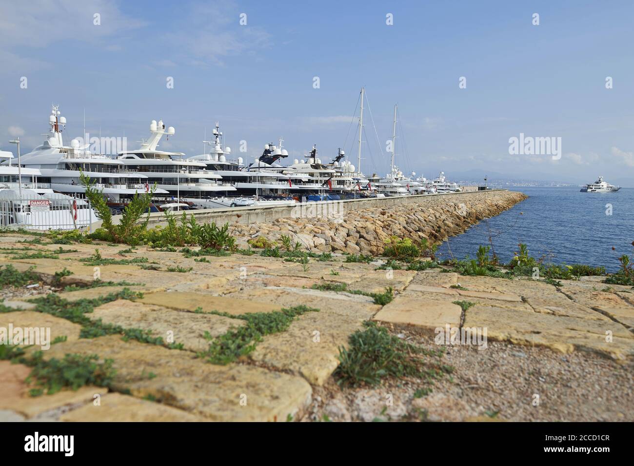 Antibes (Südostfrankreich): Hafen von Port Vauban. „Quai des Milliardaires“ (Billionaire's Quay) oder International Yacht Club of Antibes (IY Stockfoto