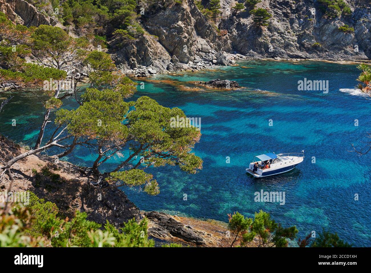 Hyeres (Südostfrankreich): Boote liegen vor Anker in einem durchscheinenden Meer in der Nähe des Strandes 'Plage d’Escampo-Barriou', Halbinsel Giens Stockfoto