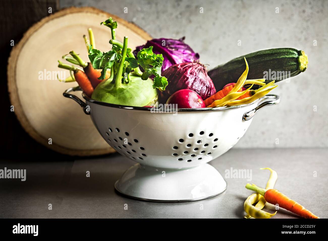 Sorten von frischem Gemüse in Colander Stockfoto