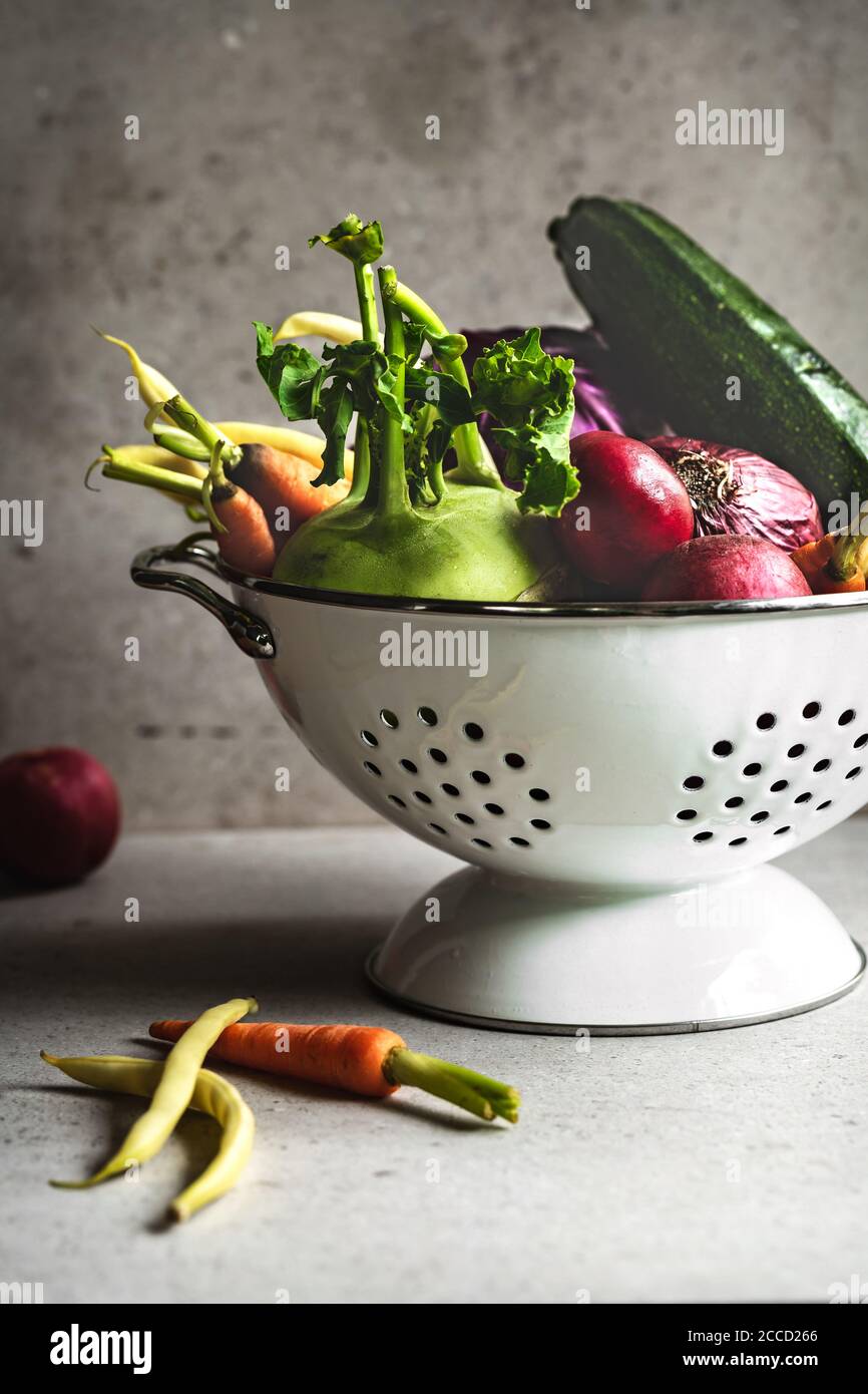 Sorten von frischem Gemüse in Colander Stockfoto