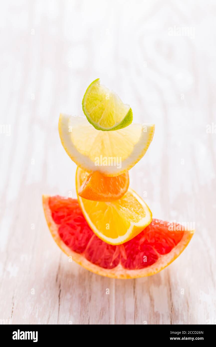 Scheiben von Zitrusfrüchten auf Holzhintergrund. Zubereitung von Limonade, Eistee oder Sommergetränk. Stockfoto