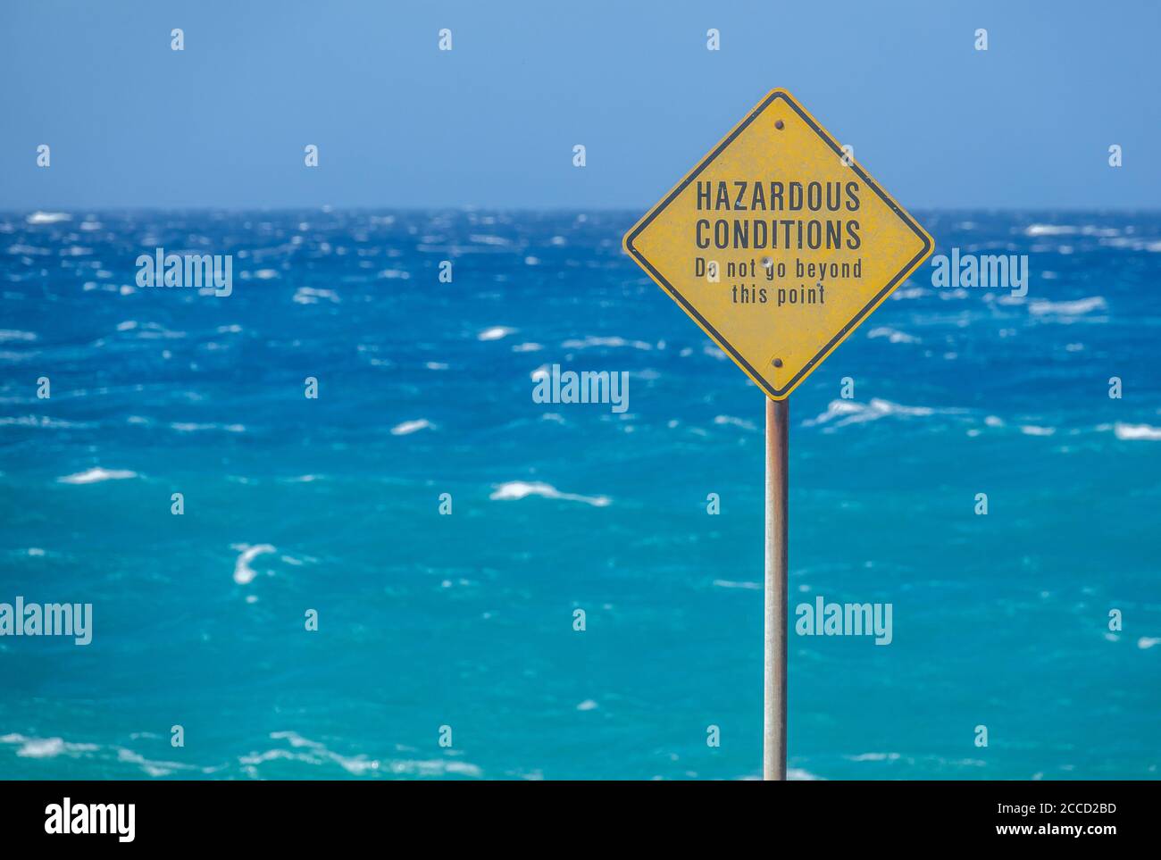 Ein Schild am Meer in Hawaii Warnung vor gefährlichen Bedingungen Stockfoto