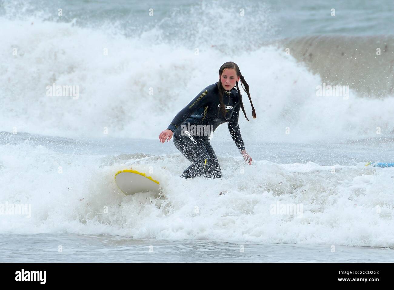 Portreath, Cornwall, Großbritannien. August 2020. Wetter in Großbritannien. Ein Surfer genießt es, die Wellen zu reiten, die von Storm Ellen in Portreath in Cornwall an einem Tag starker, böiger Winde und trüber Sonne aufgepeitscht wurden. Bild: Graham Hunt/Alamy Live News Stockfoto