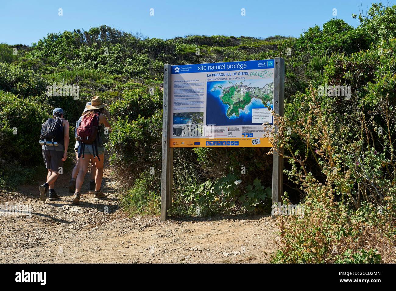 Hyeres (Südostfrankreich): Wanderer und Schild auf dem Küstenweg, Halbinsel Giens Stockfoto