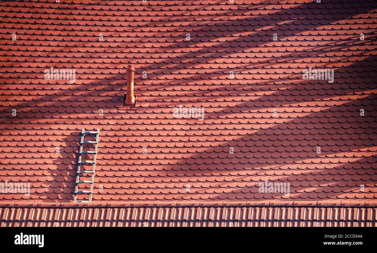 Nahaufnahme einer einsamen Leiter am Dach Oben Stockfoto