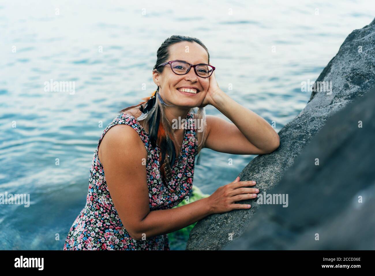 Frau mit einem koketatiösen Lächeln Stockfoto