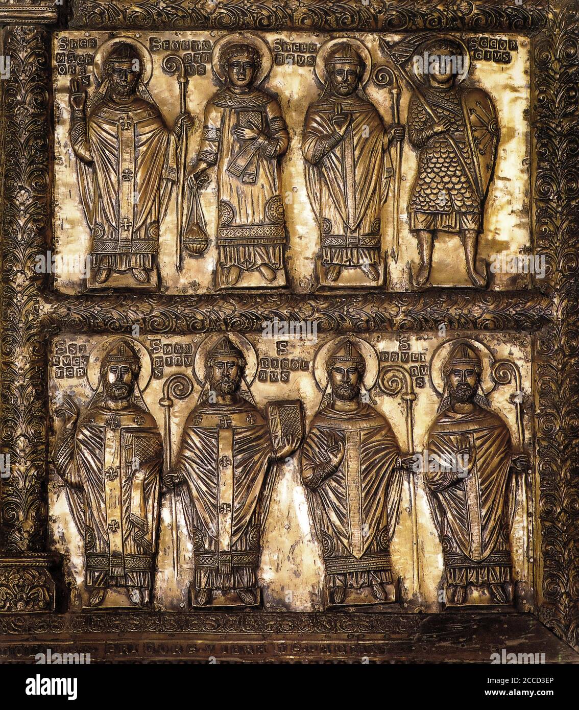 Italien Friuli Kathedrale Cividale del Friuli - Altarbild - rechts Seitendetail - 12. Jahrhundert vergoldete Silberplatte mit Darstellung Von Heiligen mit gestanzten Namen Stockfoto