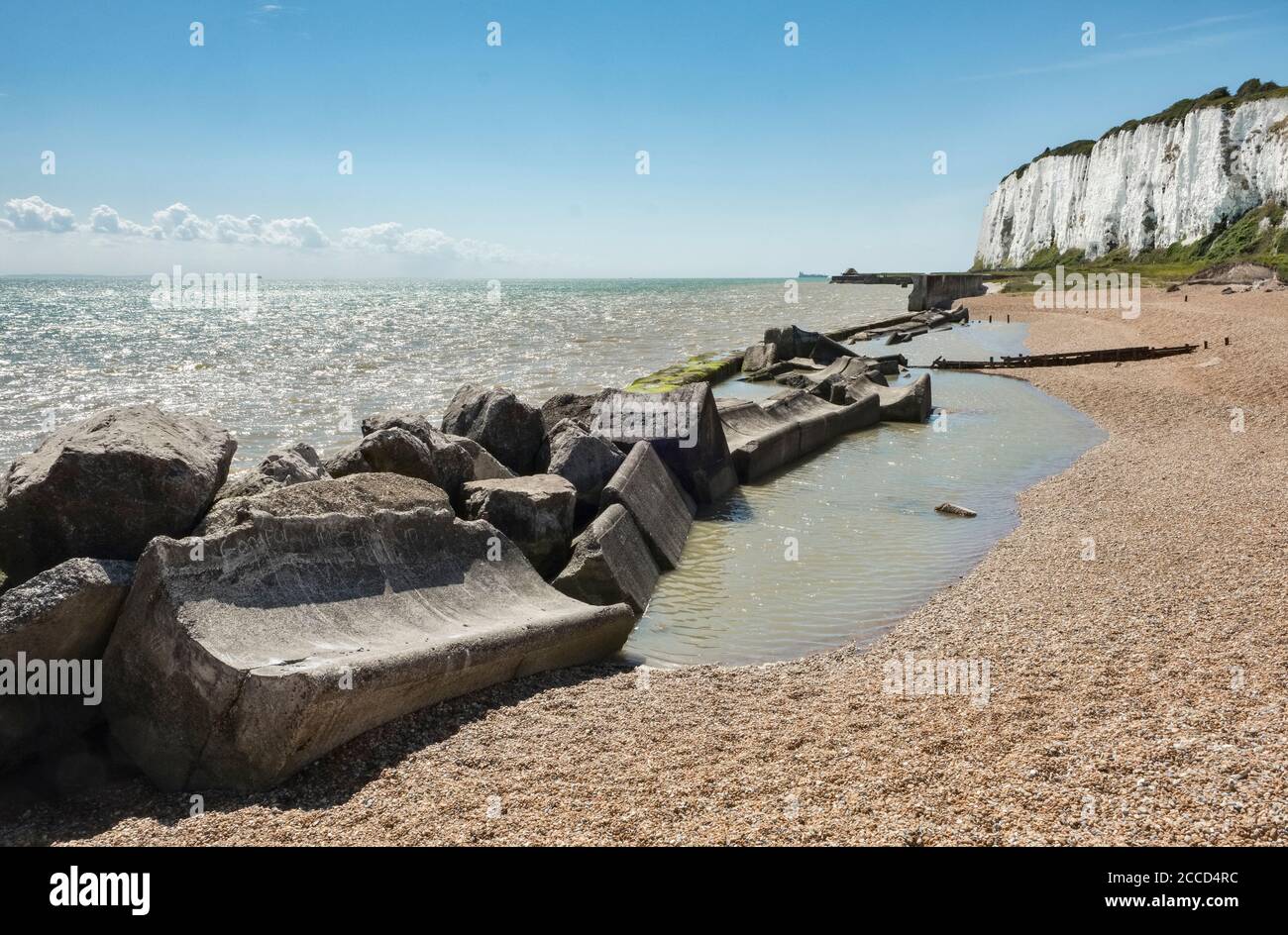 Die Überreste der militärischen Befestigungsanlagen des Zweiten Weltkriegs am Strand von Kingsdown, Kent, Großbritannien Stockfoto
