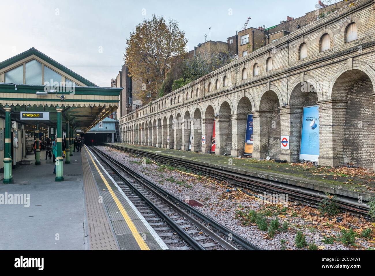 Stillliegende Bahnsteige an der U-Bahn-Station South Kensington, London, Großbritannien, wurden in den 1960er Jahren außer Betrieb genommen Stockfoto