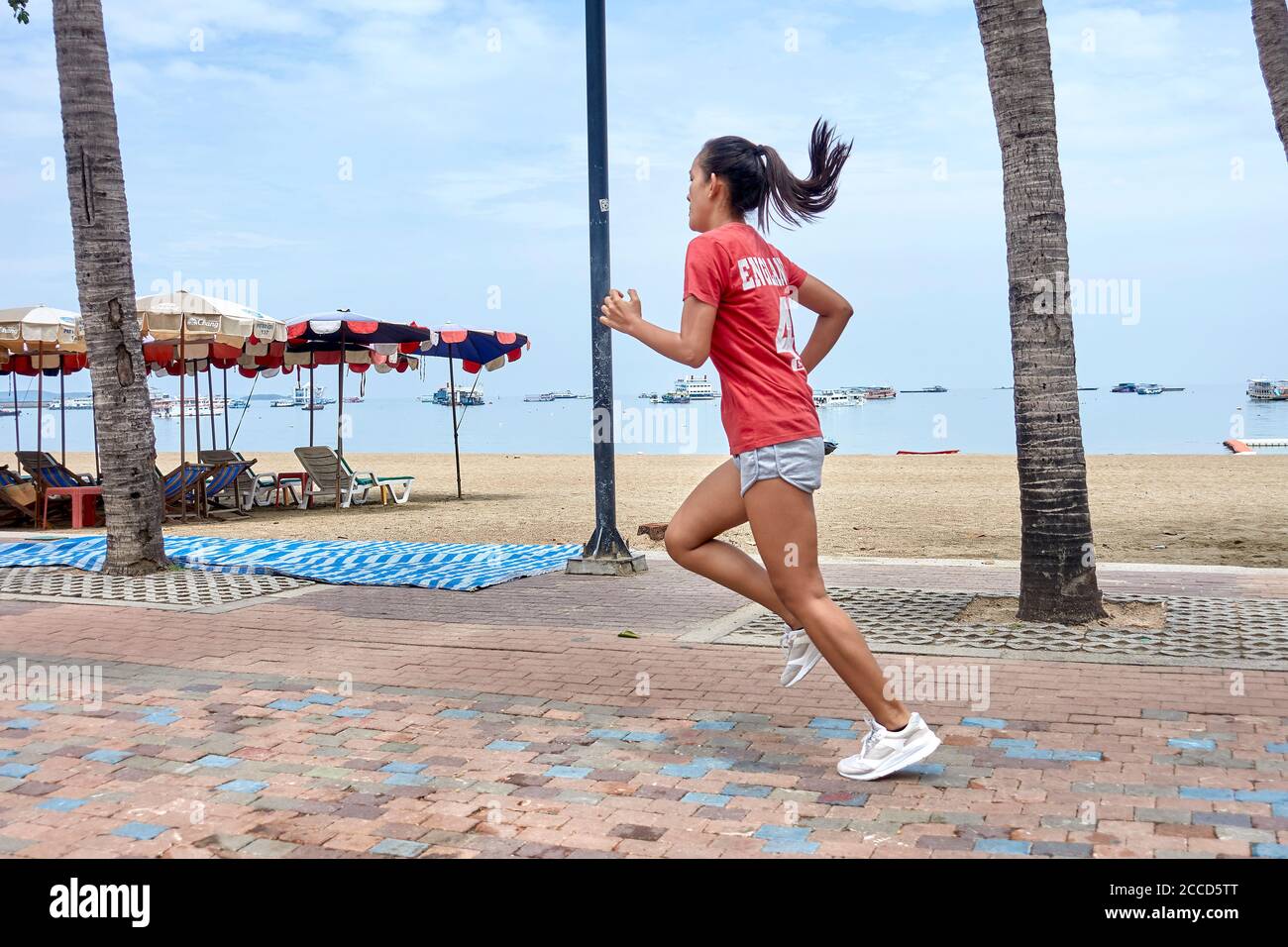 Frau läuft am Strand entlang, Frau halten fit Übung. Menschen trainieren. Thailand Südostasien Stockfoto