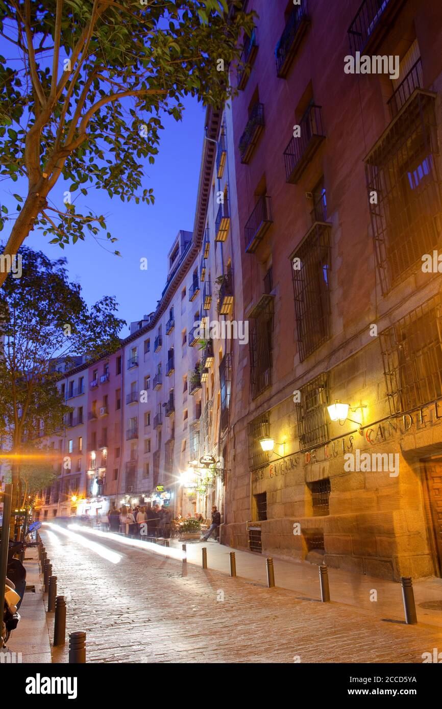 Madrid, Spanien - Nachtleben und Restaurants in einer kleinen Gasse in der Innenstadt. Stockfoto