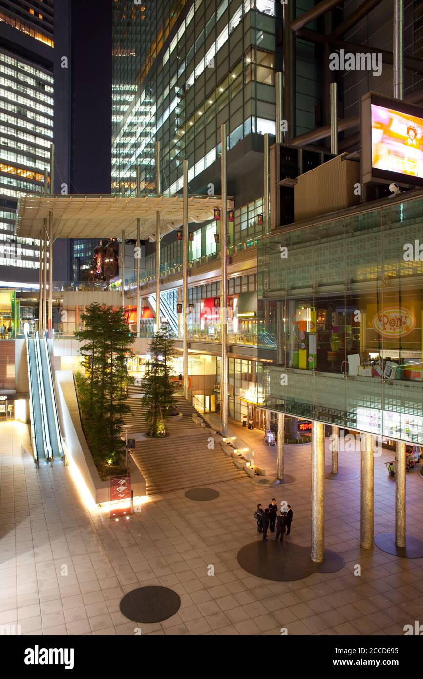 Shimbashi, Tokyo, Kanto Region, Honshu, Japan - moderne Bürogebäude und Einkaufszentrum in Shiodome Gegend. Stockfoto