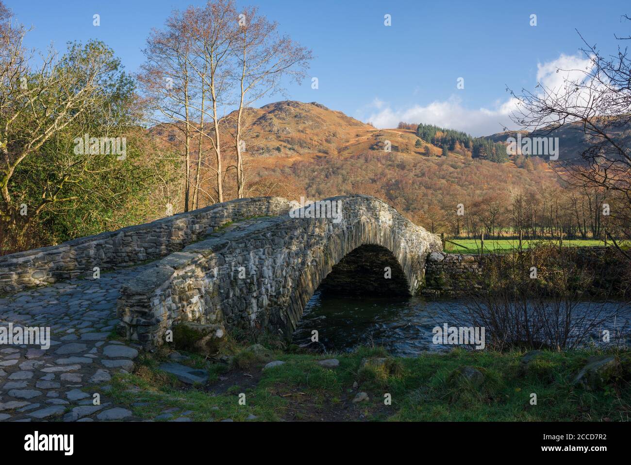 Neue Brücke über den Fluss Derwent bei Rosthwaite im Lake District National Park mit Grange Fell Beyond, Cumbria, England. Stockfoto