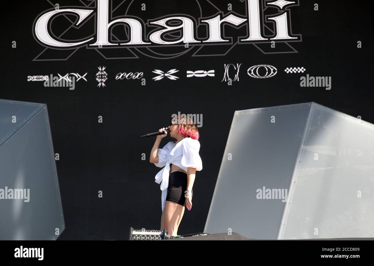 23.8.2019 Richfield Avenue Reading Berkshire UK Charli xcx tritt auf der Hauptbühne am ersten Tag beim Reading Festival auf People in picture: Charli XCX Stockfoto