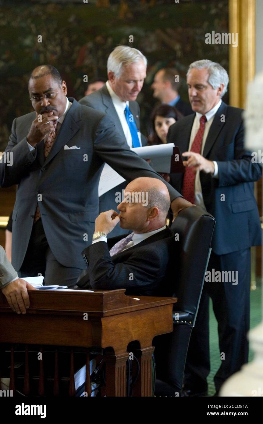 Austin, TX 15. Mai 2007: Legislative Maßnahmen im Senat von Texas während der letzten zwei Wochen der regulären Sitzung ist in der Regel schnell und unvorhersehbar in der Natur. Senator John Whitmire (D-Houston), sitzend, hört zu, während Kollegen einen Punkt zur Geschäftsordnung diskutieren. Von links nach rechts: Die demokratischen Senatoren Rodney Ellis, Steve Ogden und Eliot Shafleigh. ©Bob Daemmrich / Stockfoto