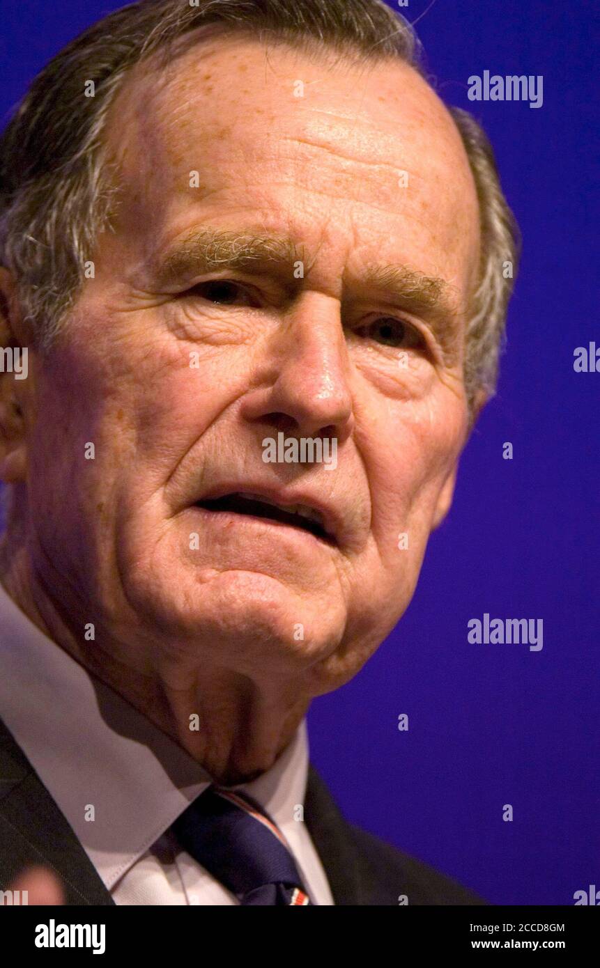 Houston, TX 20. April 2007: Ehemaliger US-Präsident George H.W. Bush hält die Keynote-Rede auf der Texas Apartment Assn. Convention. Bush sagte den Branchenführern, in allen Geschäftssituationen nach Ethik zu streben. ©Bob Daemmrich / Stockfoto