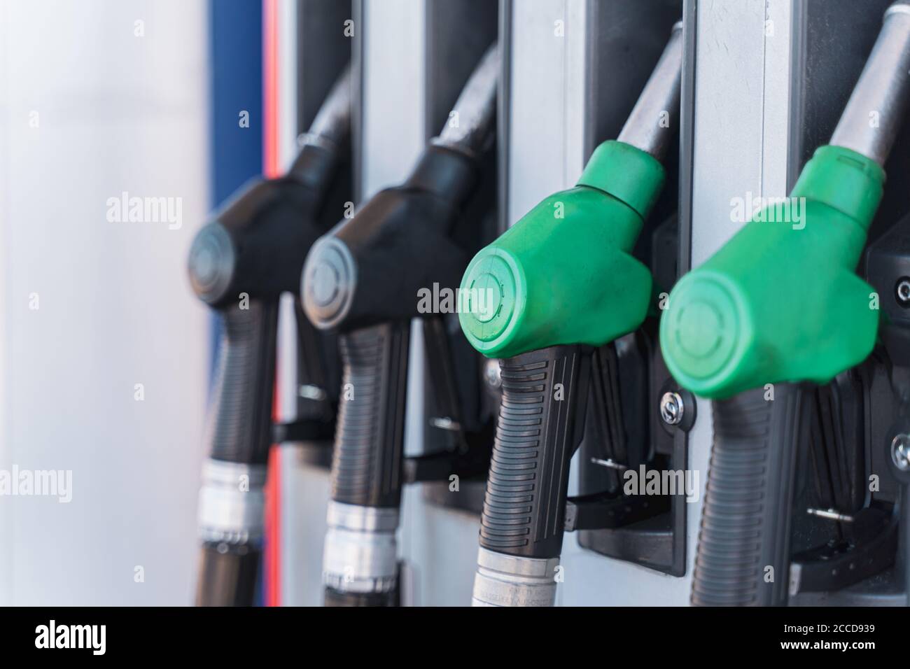 Benzin- und Dieselverteiler an der Tankstelle. Gaspumpendüsen. Tankpistole in Nahaufnahme an der Tankstelle. Farbenfrohe Zapfpistolen Stockfoto