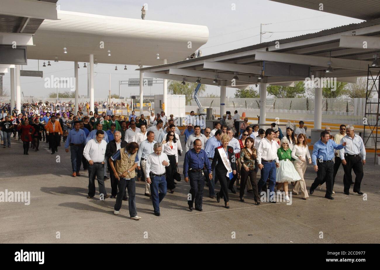 Reynosa, Tamaulipas Mexiko 1. März 2007: Vertreter der Grenzstädte Reynosa Mexiko und Hidalgo, Texas, gehen zur jährlichen BorderFest-Freundschaftszeremonie über die internationale Brücke, die diese beiden Städte verbindet. ©Bob Daemmrich Stockfoto