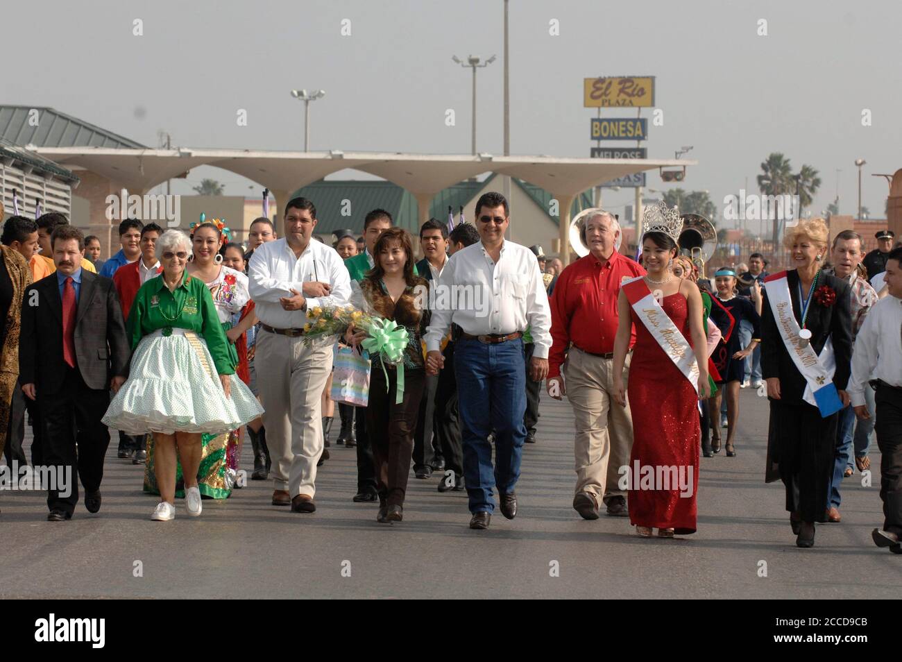 Reynosa, Tamaulipas Mexiko 1. März 2007: Vertreter der Grenzstädte Reynosa Mexiko und Hidalgo, Texas, gehen zur jährlichen BorderFest-Freundschaftszeremonie über die internationale Brücke, die diese beiden Städte verbindet. ©Bob Daemmrich Stockfoto