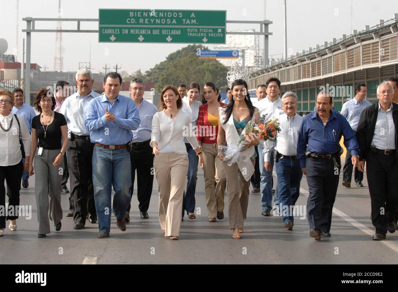 Reynosa, Tamaulipas Mexiko 1. März 2007: Vertreter der Grenzstädte Reynosa Mexiko und Hidalgo, Texas, gehen zur jährlichen BorderFest-Freundschaftszeremonie über die internationale Brücke, die diese beiden Städte verbindet. ©Bob Daemmrich Stockfoto