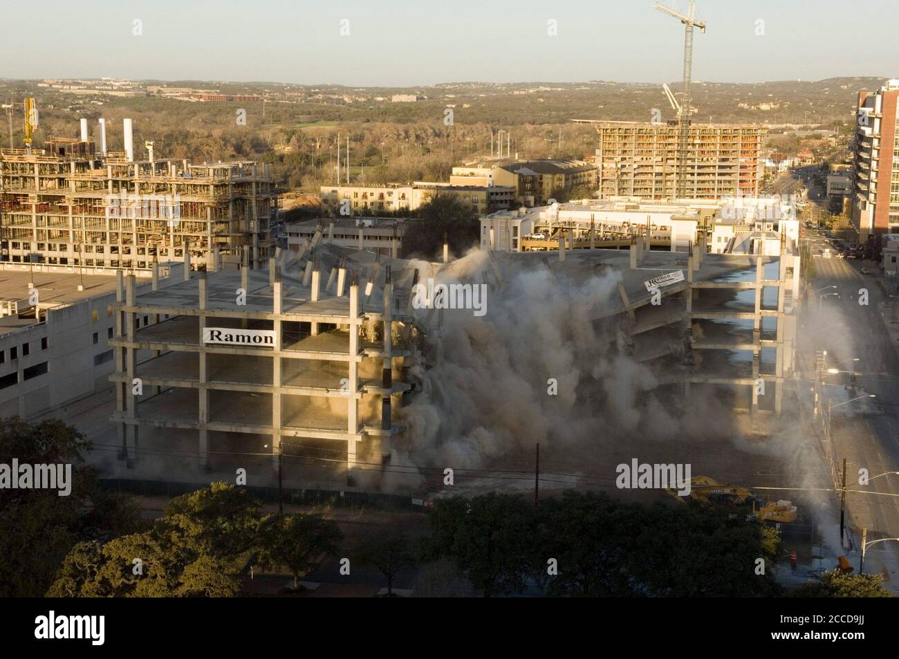 (SEQUENZ 3 von 8) Austin, TX 25. Februar 2007: Die Implosion eines Bürogebäudes für Intel Corp. Räumt am frühen Sonntagmorgen einen Stadtblock in der Innenstadt von Austin für ein neues Bundesgericht frei. Tausende von Austiniten beobachteten die Zerstörung aus sicherer Entfernung. ©Bob Daemmrich Stockfoto