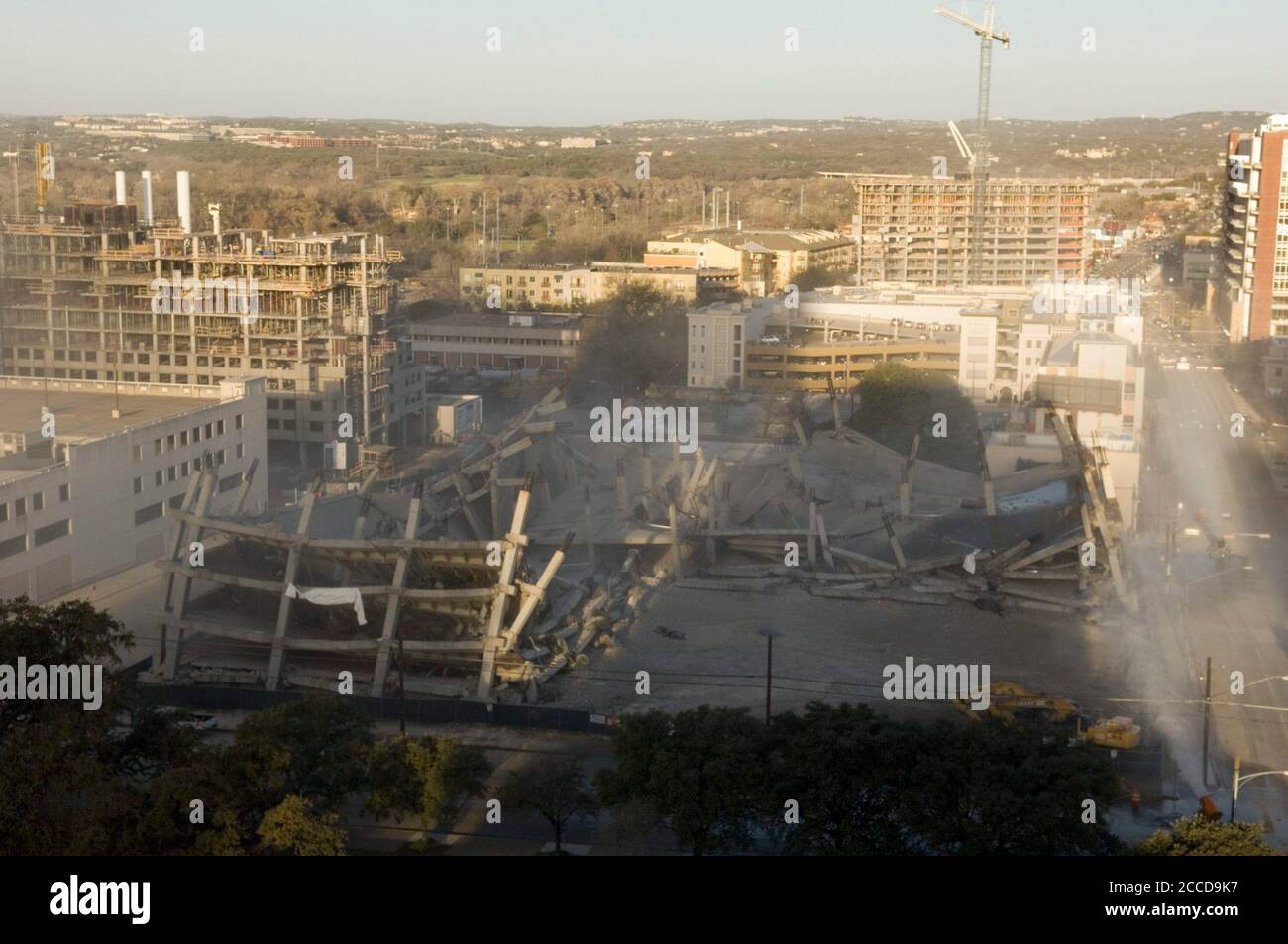 (SEQUENZ 8 von 8) Austin, TX 25. Februar 2007: Die Implosion eines Bürogebäudes für Intel Corp. Räumt am frühen Sonntagmorgen einen Stadtblock in der Innenstadt von Austin für ein neues Bundesgericht frei. Tausende von Austiniten beobachteten die Zerstörung aus sicherer Entfernung. ©Bob Daemmrich Stockfoto