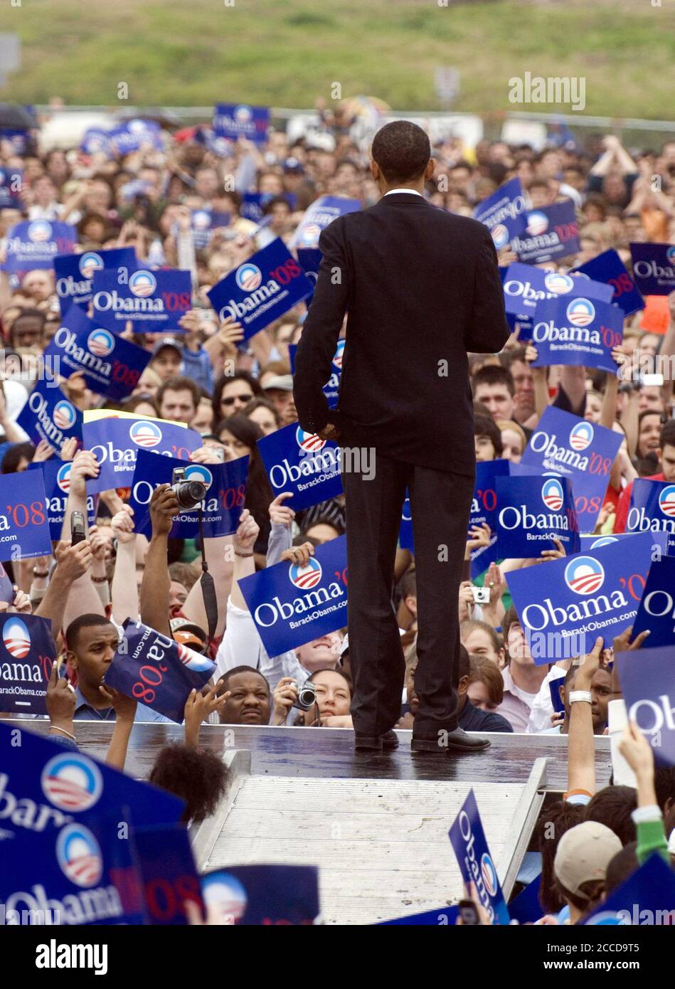 Austin, Texas: 23. Februar 2007: US-Senator Barack Obama (D-Illinois) spricht bei seiner zweiten großen Kundgebung zu der Menge, nachdem er seine Kandidatur für den Präsidenten der Vereinigten Staaten im vergangenen Monat angekündigt hatte. Obama sprach durch einen leichten Nieselregen zu einer Menge von etwa 17,000 am Austin's Town Lake. ©Bob Daemmrich / Stockfoto