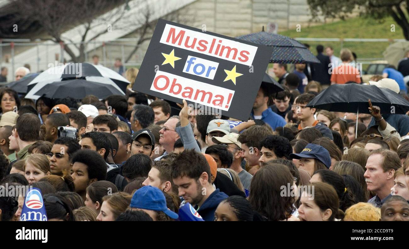 Austin, Texas USA, 23. Februar 2007: Muslime für Obama unterzeichnen bei einer Barack Obama-Kundgebung, seiner zweiten großen Kundgebung, nachdem er im vergangenen Monat seine Kandidatur für den Präsidenten der Vereinigten Staaten angekündigt hatte. Obama sprach durch einen leichten Nieselregen zu einer Menge von etwa 17,000 am Austin Town Lake. ©Bob Daemmrich Stockfoto