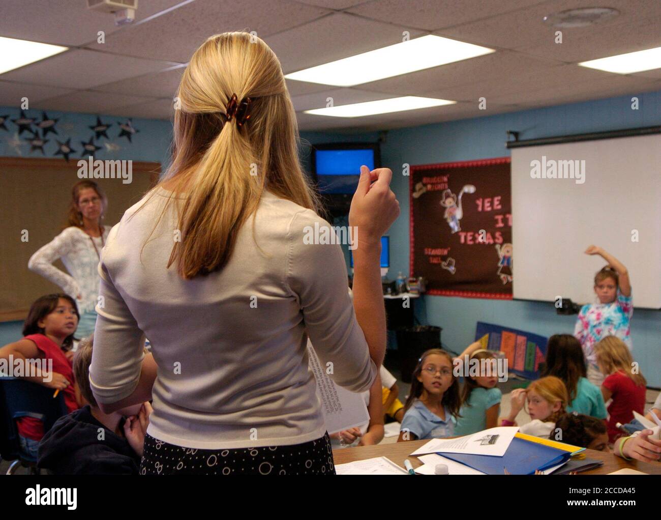 Round Rock, TX 28. September 2006: Lehrer der vierten Klasse arbeitet mit Schülern am Mathematikunterricht an der vorstädtischen Grundschule in Austin. ©Bob Daemmrich Stockfoto