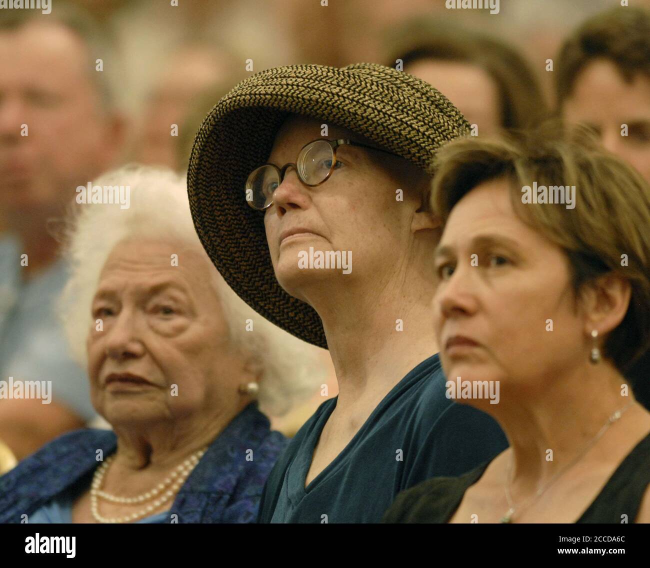 Austin, Texas 6. Juli 2006: Die politische Kolumnistin Molly Ivins hört im Juli 2006 einen Vortrag der Journalistin Helen Thomas. ©Bob Daemmrich/ Stockfoto