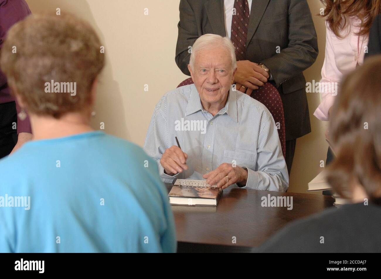 Austin, TX 14. Dezember 2006: Der ehemalige US-Präsident Jimmy Carter unterzeichnet in einem lokalen Buchladen ein Exemplar seines neuesten Buches, "Palestine Peace Not Apartheid", wo am Freitagmorgen Hunderte auf ein signiertes Exemplar warteten. Carter unterzeichnete über 1,200 Exemplare des Buches in zwei Stunden. ©Bob Daemmrich Stockfoto
