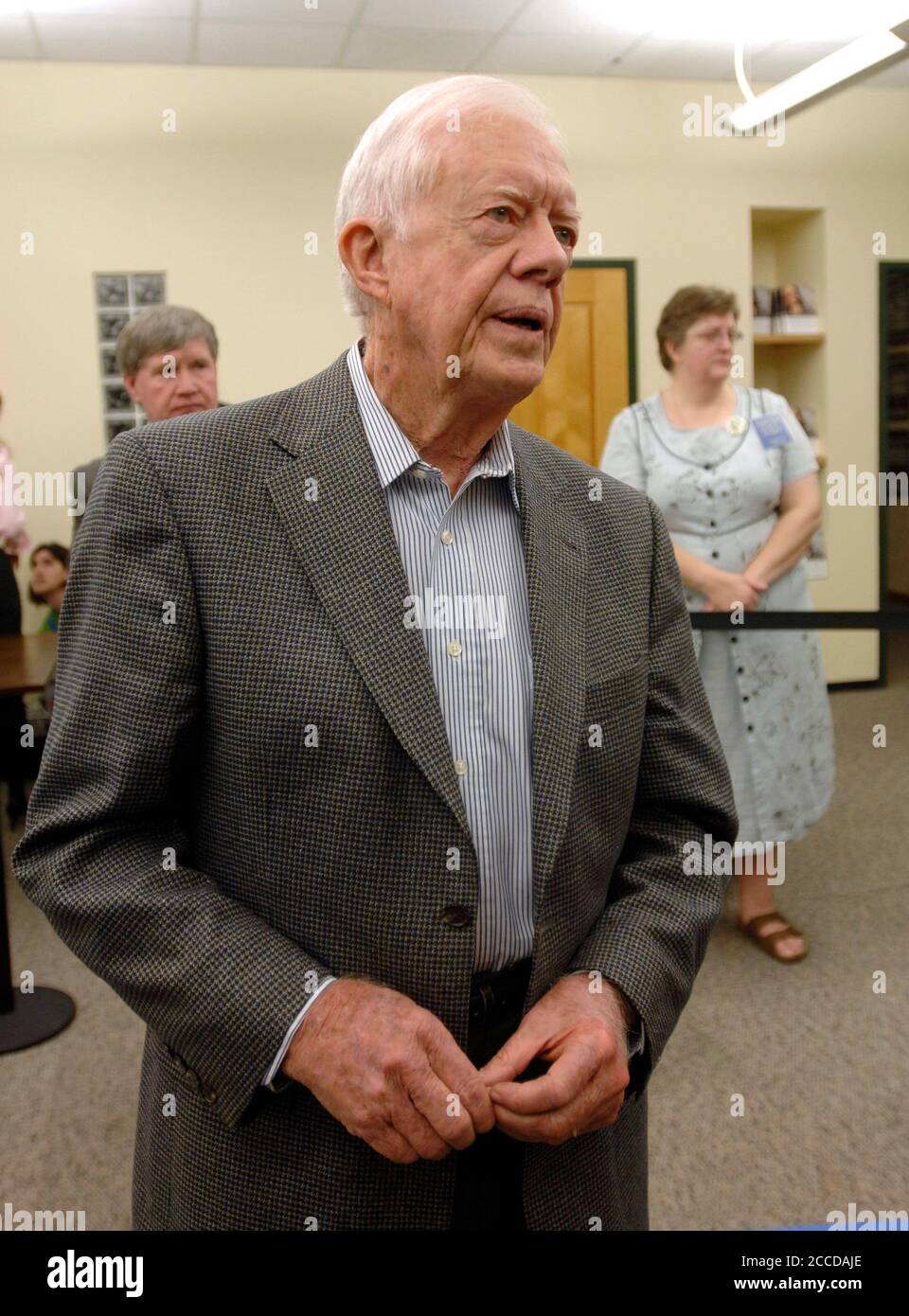 Austin, TX 14. Dezember 2006: Der ehemalige US-Präsident Jimmy Carter spricht mit der Presse, bevor er sein neuestes Buch "Palestine Peace Not Apartheid" in einem lokalen Buchladen unterschrieb, wo am Freitagmorgen Hunderte Schlange auf ein signiertes Exemplar warteten. Carter unterzeichnete über 1,200 Exemplare des Buches in zwei Stunden. ©Bob Daemmrich Stockfoto