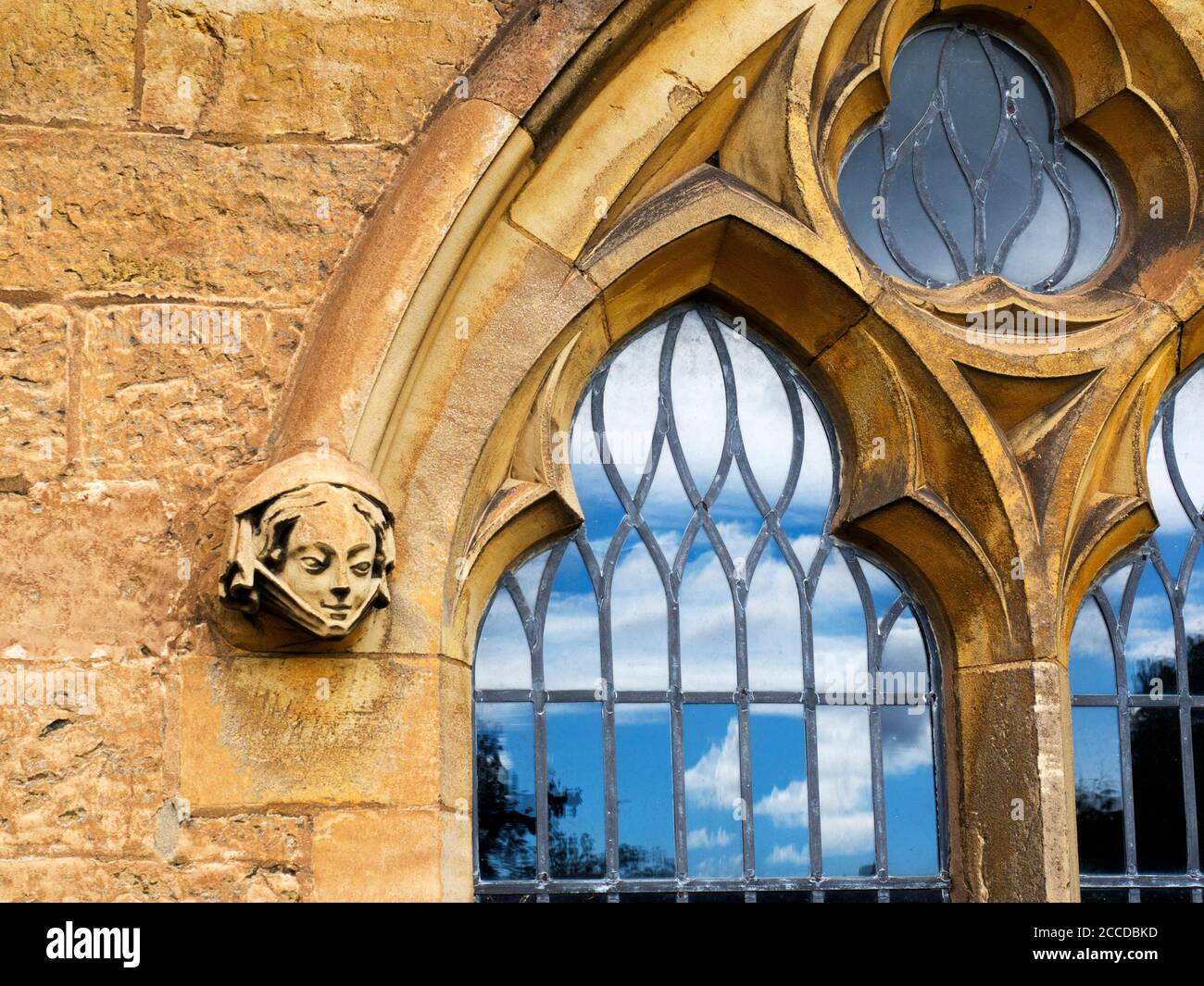 Steinschnitzerei und Fensterdetails in der Kirche St. Oswald ein denkmalgeschütztes Gebäude in Farnham in der Nähe von Knaresborough North Yorkshire England Stockfoto