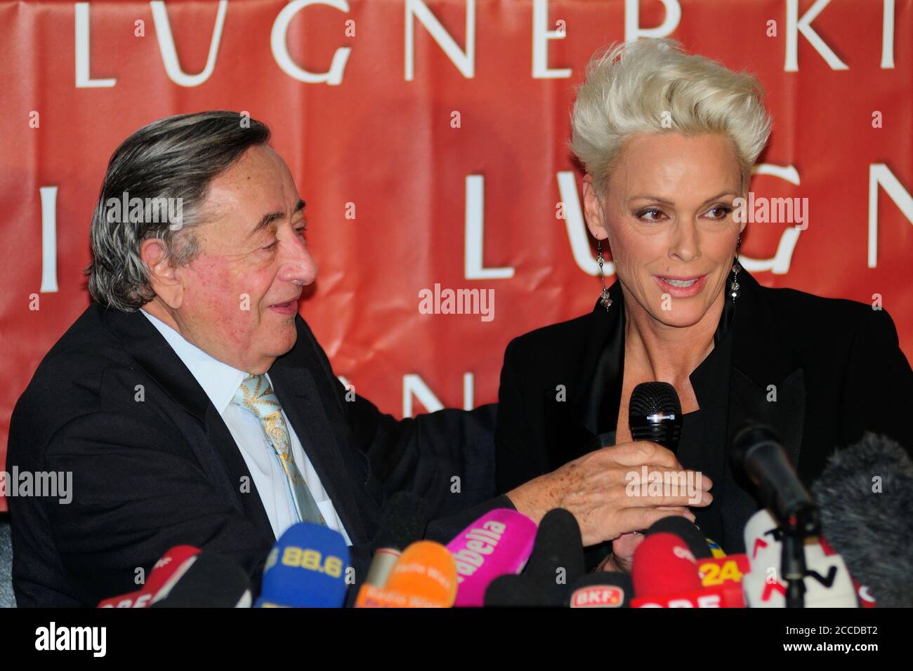 Wien, Österreich. Archivbild 15. Februar 2012. Richard Lugner (L) mit seinem Opernballgast Brigitte Nielsen (R) in der Lugner City. Stockfoto