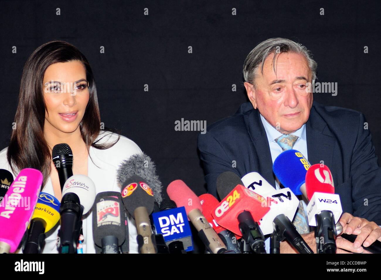 Wien, Österreich. Archivbild 27. Februar 2014. Richard Lugner (R) mit seinem Opernballgast Kim Kardashian (L) in der Lugner City. Stockfoto